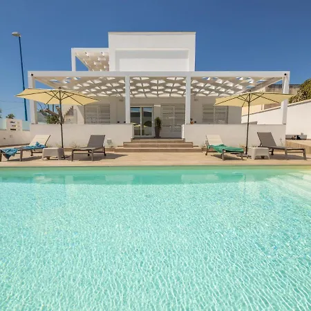 Modern Ground Floor With Shared Pool ראקאלה