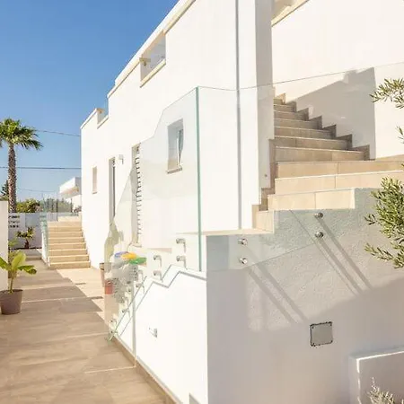 Modern Ground Floor With Shared Pool *