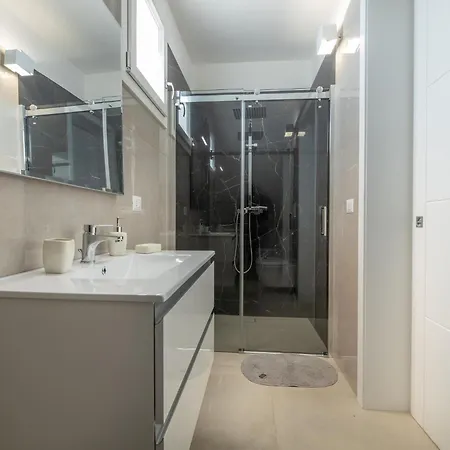 Modern Ground Floor With Shared Pool