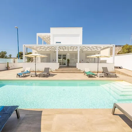 Modern Ground Floor With Shared Pool ראקאלה