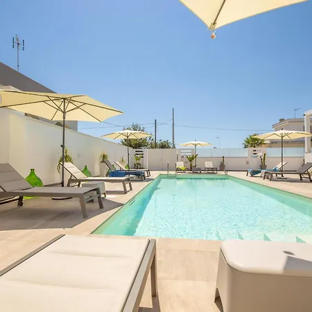 Modern Ground Floor With Shared Pool *