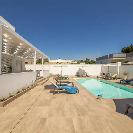 Modern Ground Floor With Shared Pool בית נופש