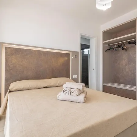 בית נופש Modern Ground Floor With Shared Pool