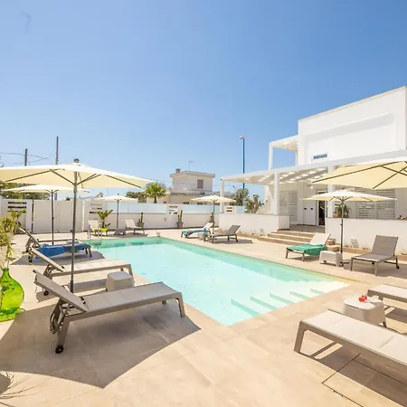 Modern Ground Floor With Shared Pool בית נופש *