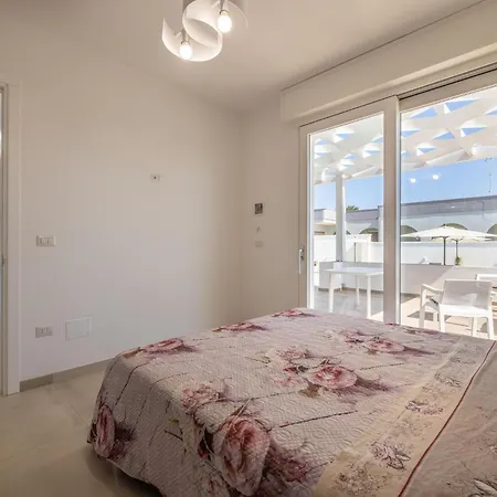 Modern Ground Floor With Shared Pool בית נופש *